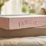 Schild "Familie" – Nahaufnahme Materialdetail