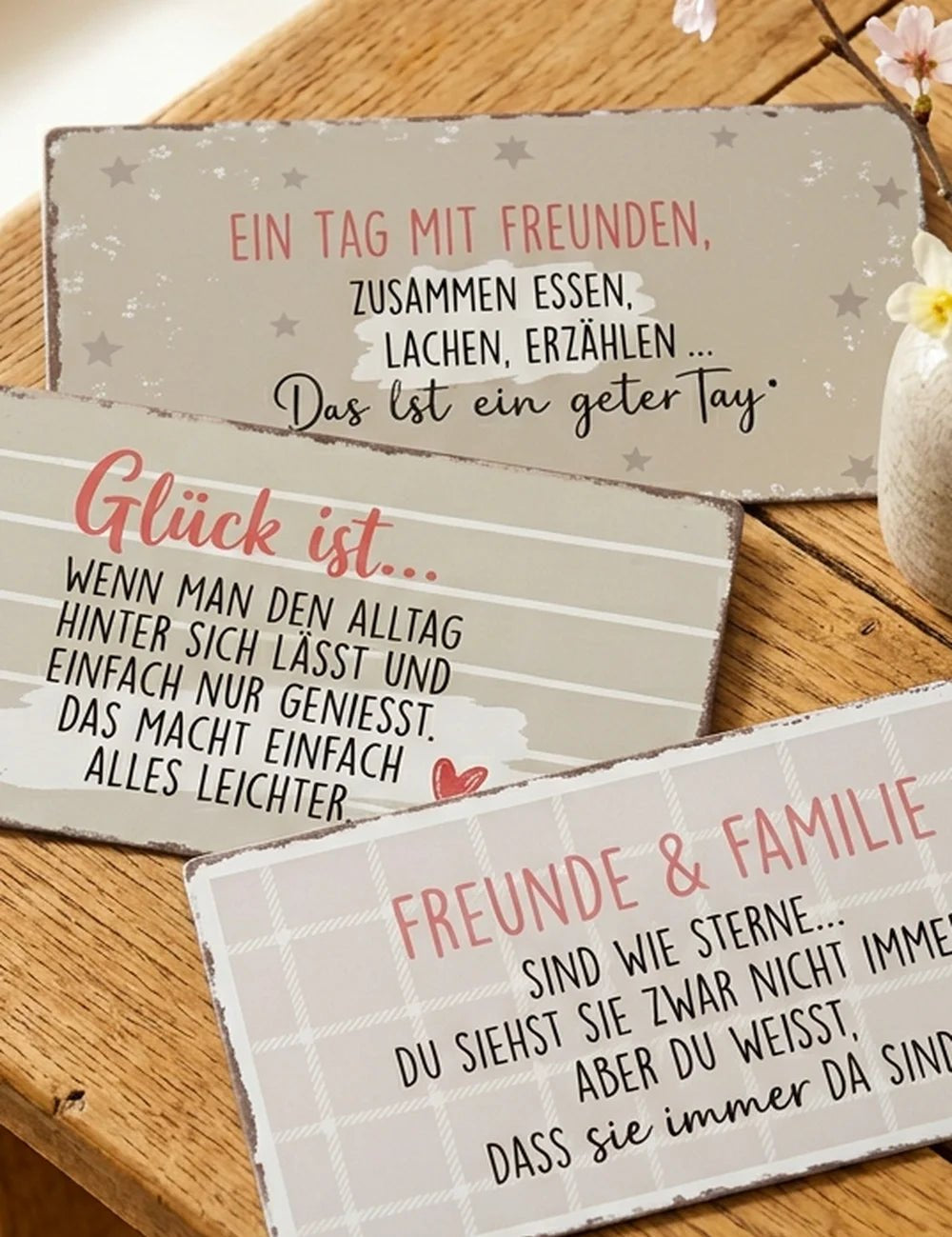 Schild "Freunde" – Ansicht von der Seite