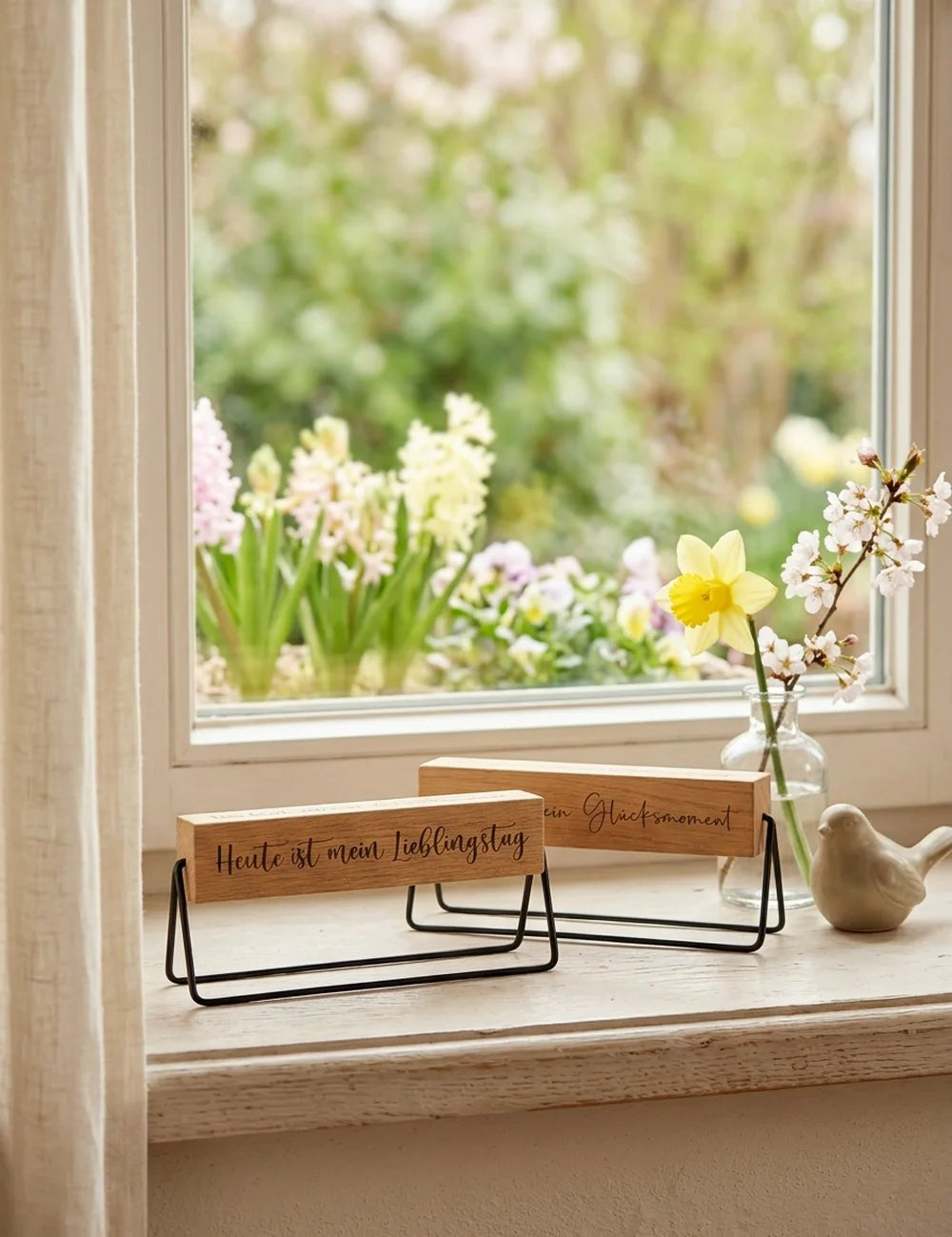 Schild "Glücksmoment" – dekoriert im Wohnambiente