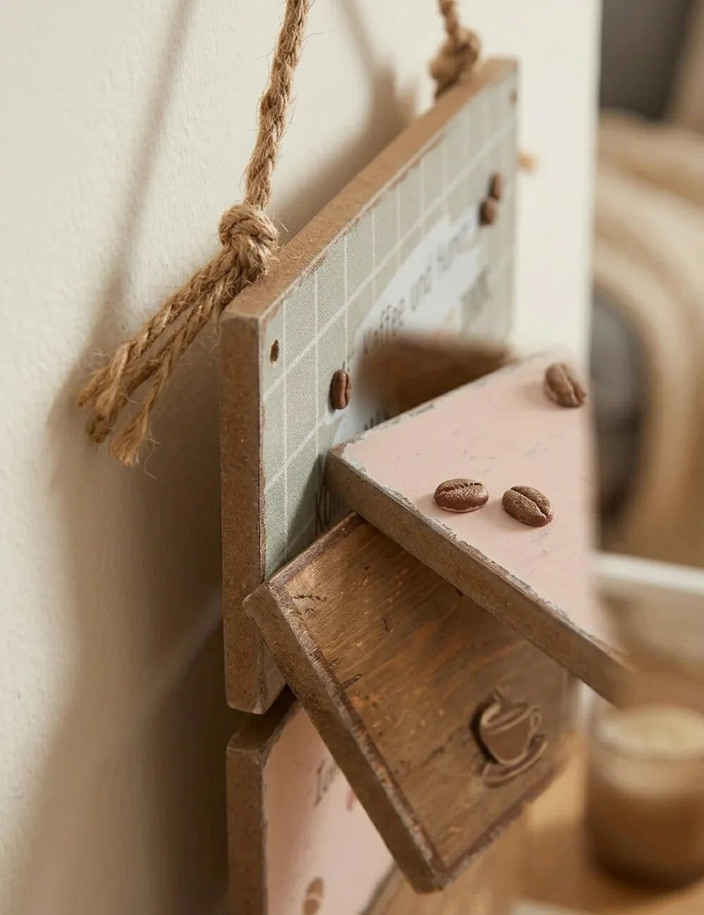 Schild "Kaffee" – Nahaufnahme Materialdetail