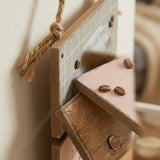 Schild "Kaffee" – Nahaufnahme Materialdetail
