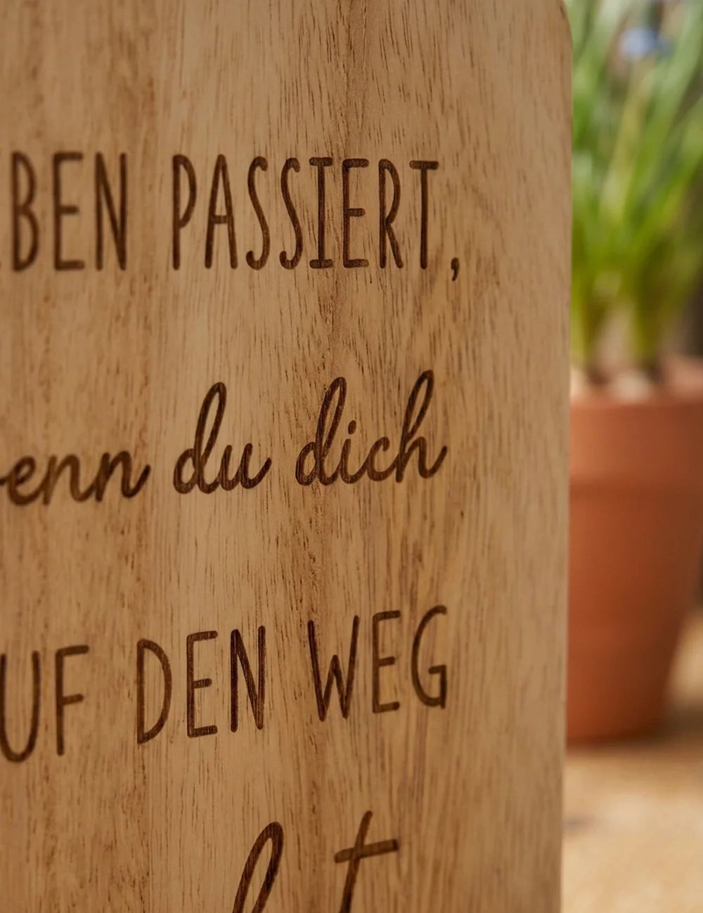 Schild "Momente" – Nahaufnahme Materialdetail