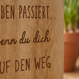 Schild "Momente" – Nahaufnahme Materialdetail