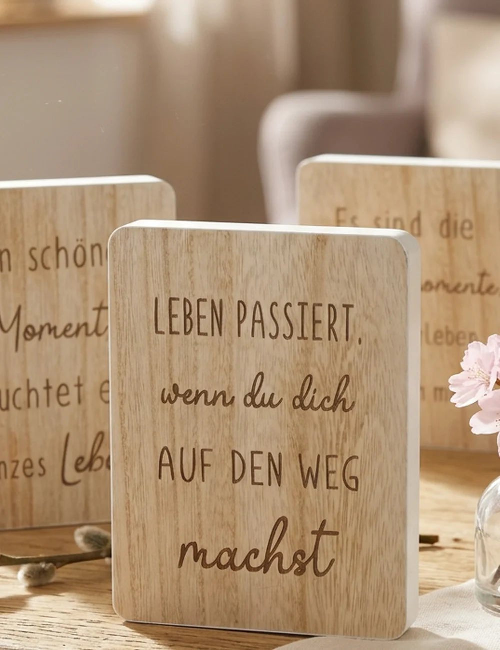 Schild "Momente" – Ansicht von der Seite
