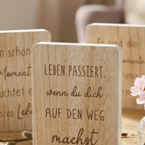 Schild "Momente" – Ansicht von der Seite