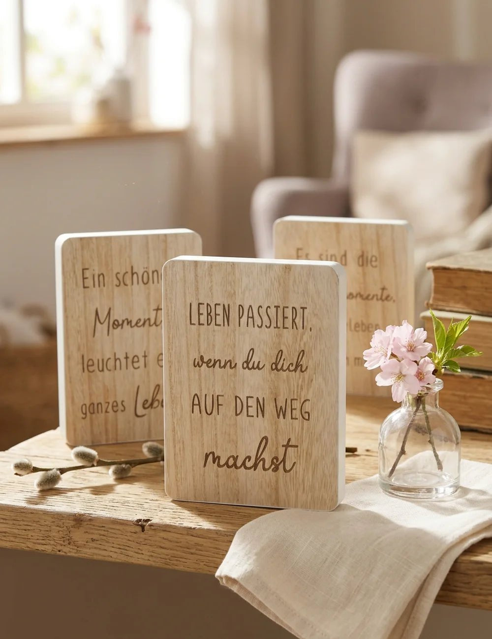 Schild "Momente" – in Gruppenarrangement dekoriert