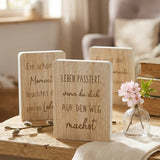 Schild "Momente" – in Gruppenarrangement dekoriert
