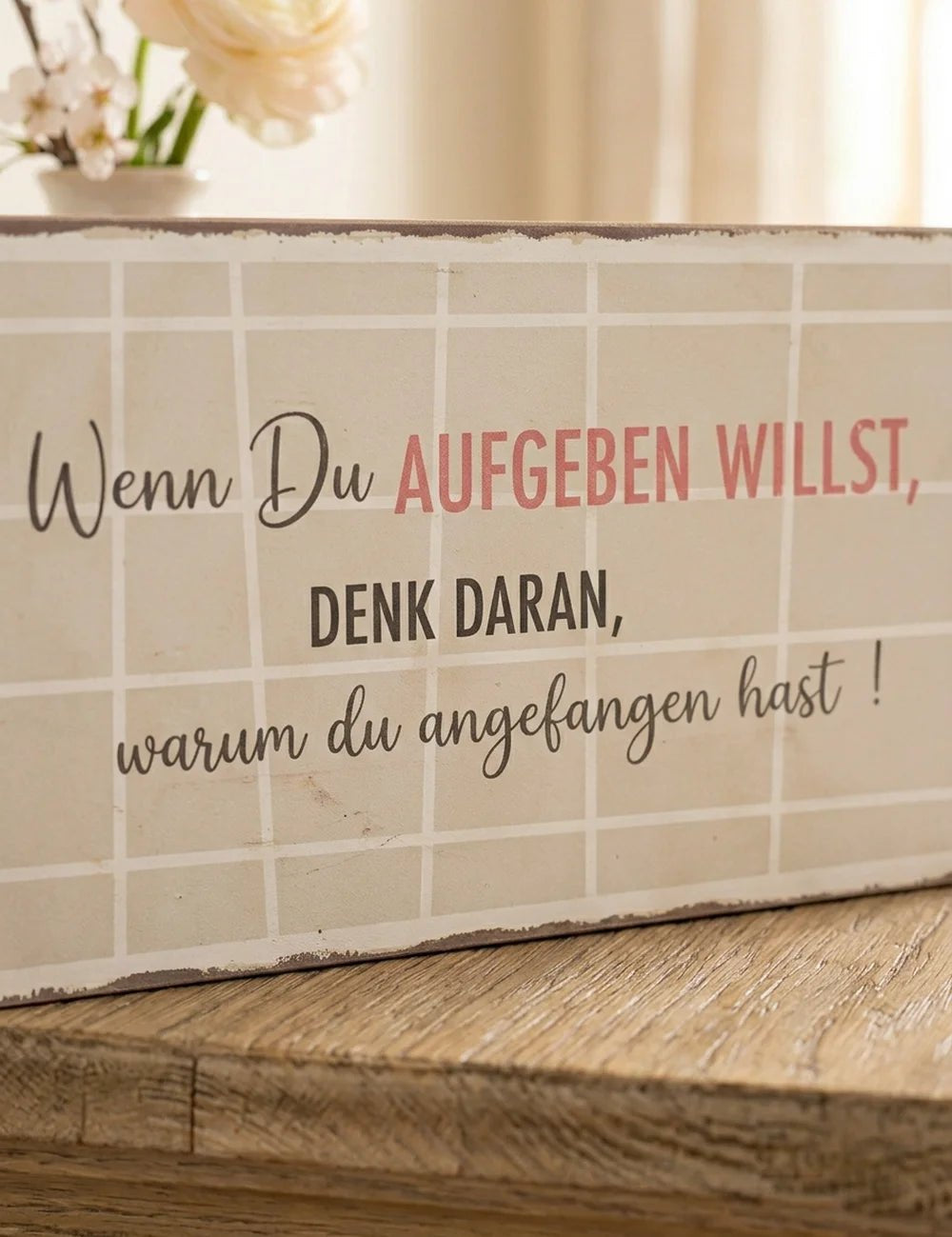 Schild "Motivation" – Nahaufnahme Materialdetail