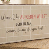 Schild "Motivation" – Nahaufnahme Materialdetail