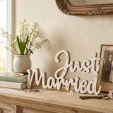Schriftzug Just Married – in Gruppenarrangement dekoriert