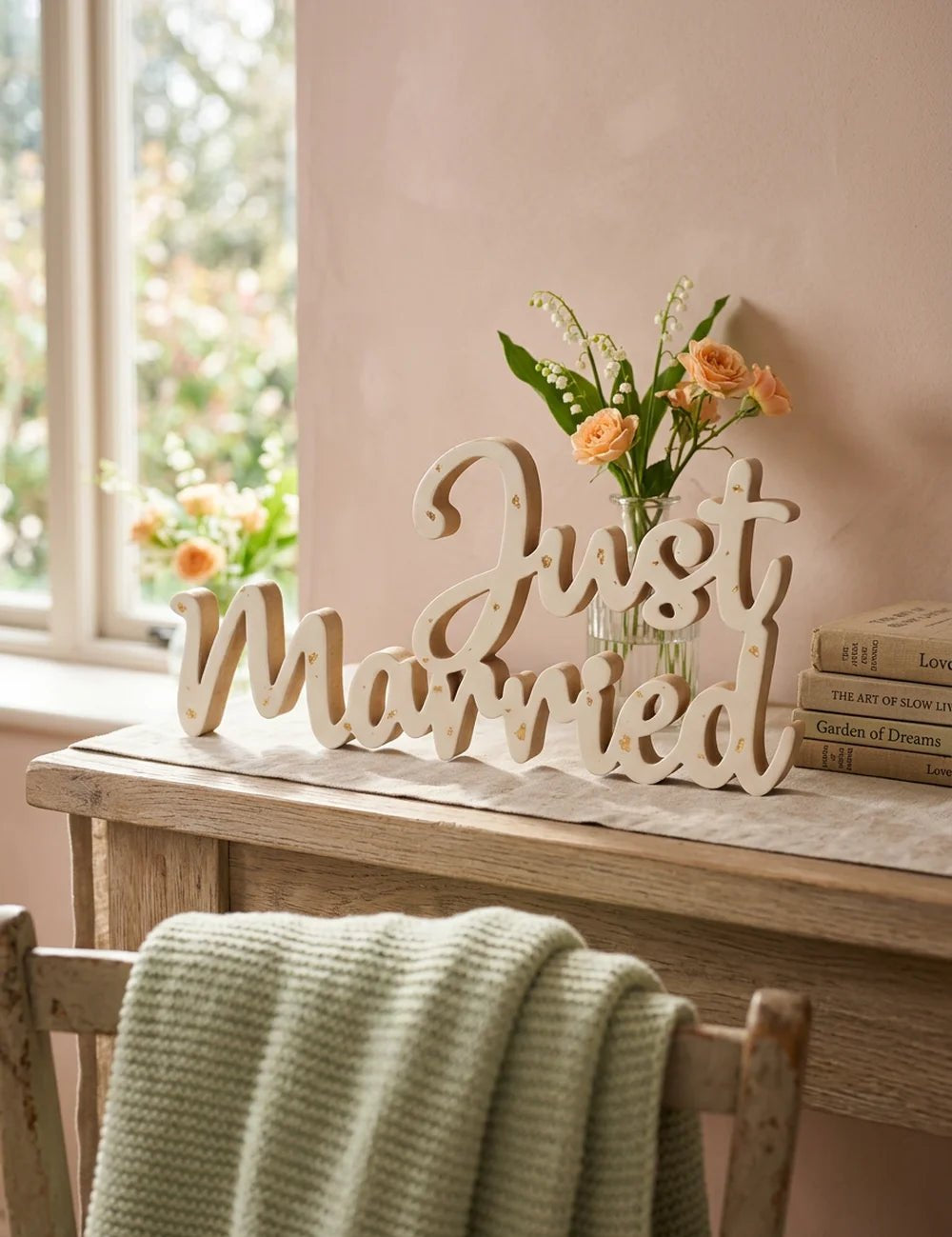 Schriftzug Just Married – dekoriert im Wohnambiente