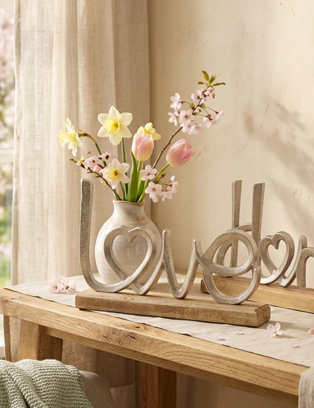 Schriftzug Love Home – Ansicht von der Seite