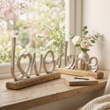 Schriftzug Love Home – dekoriert im Wohnambiente