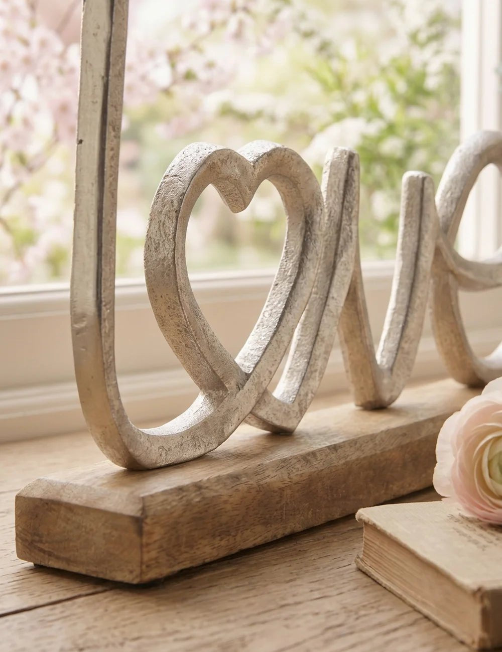 Schriftzug Love Home – Nahaufnahme Materialdetail