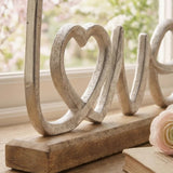 Schriftzug Love Home – Nahaufnahme Materialdetail