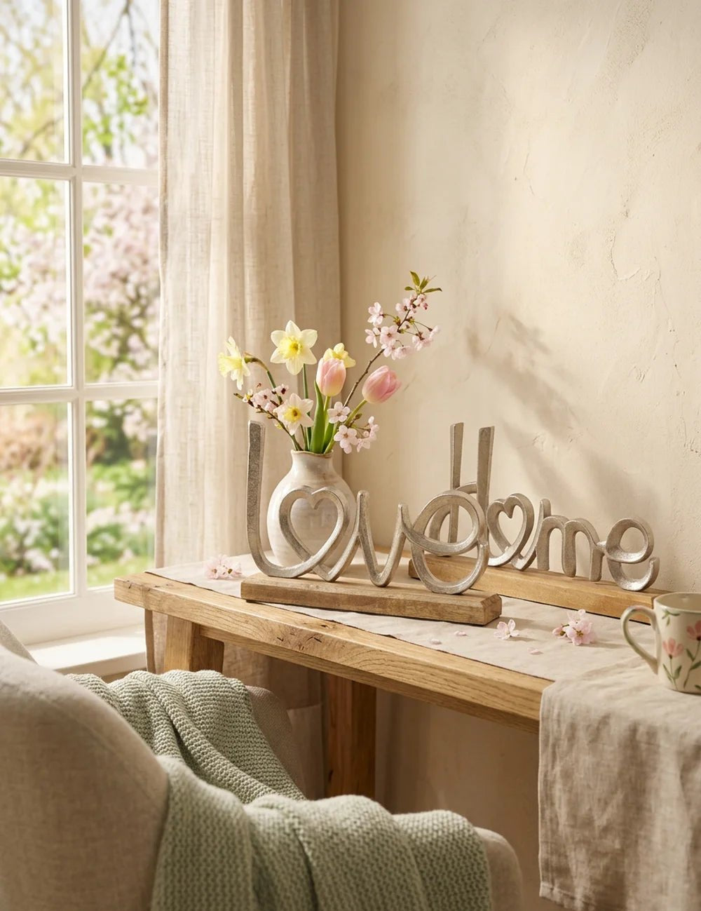 Schriftzug Love Home – in Gruppenarrangement dekoriert