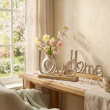 Schriftzug Love Home – in Gruppenarrangement dekoriert