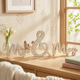 Schriftzug Mr. & Mrs. – in Gruppenarrangement dekoriert