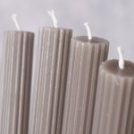 Stabkerze Classic Braun – dekoriert im Wohnambiente