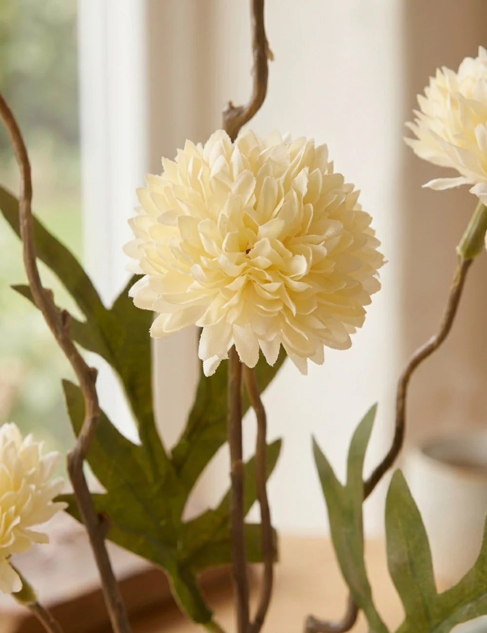 Stielblume Dahlie Cremeweiß – Nahaufnahme Materialdetail