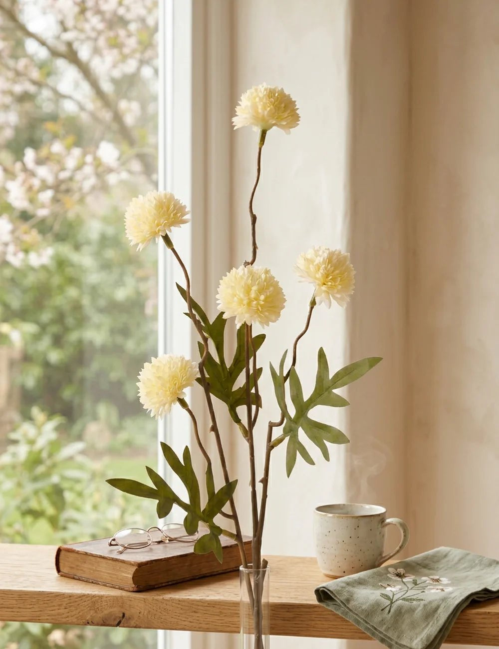 Stielblume Dahlie Cremeweiß – dekoriert im Wohnambiente