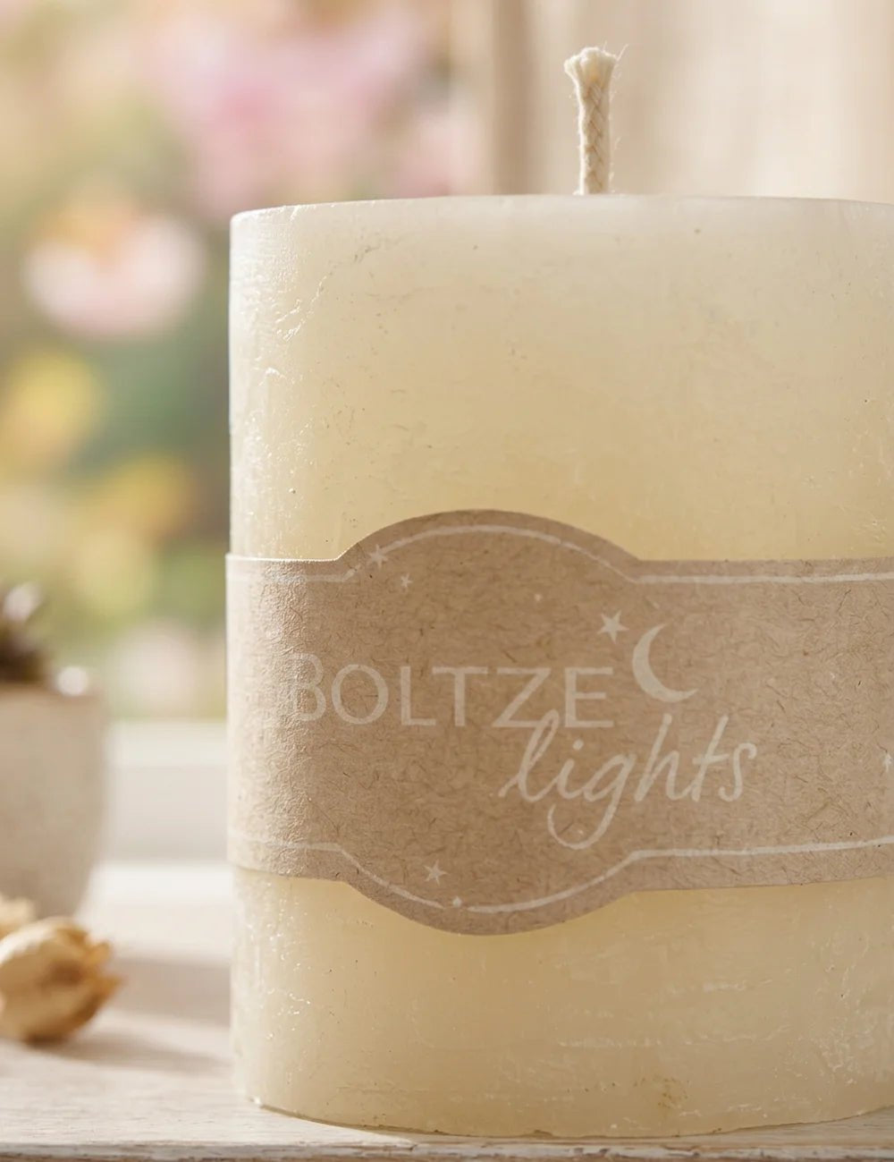 Stumpenkerze Basic, weiß 10 cm – Nahaufnahme Materialdetail