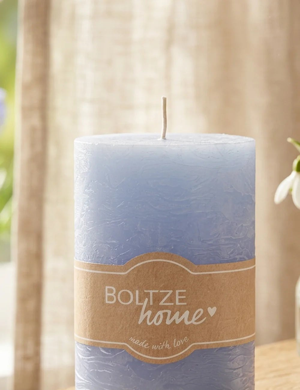 Stumpenkerze Casual Hellblau – Ansicht von der Seite