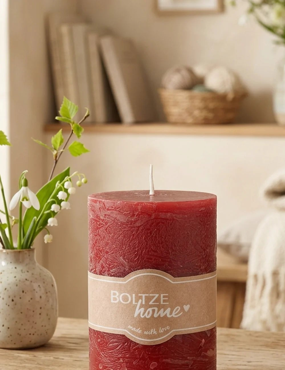 Stumpenkerze Casual rot – Ansicht von der Seite