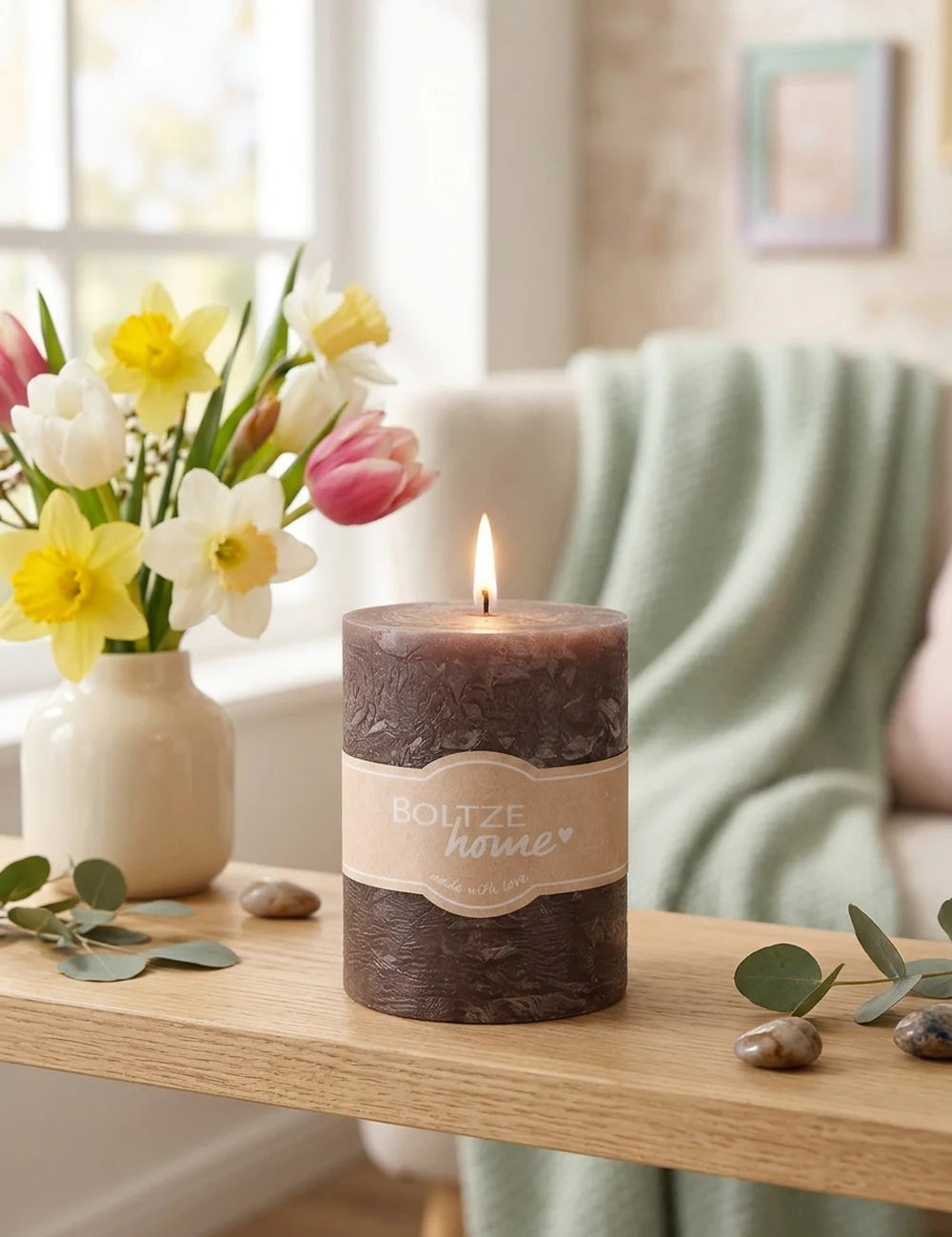 Stumpenkerze Casual Taupe – in Gruppenarrangement dekoriert