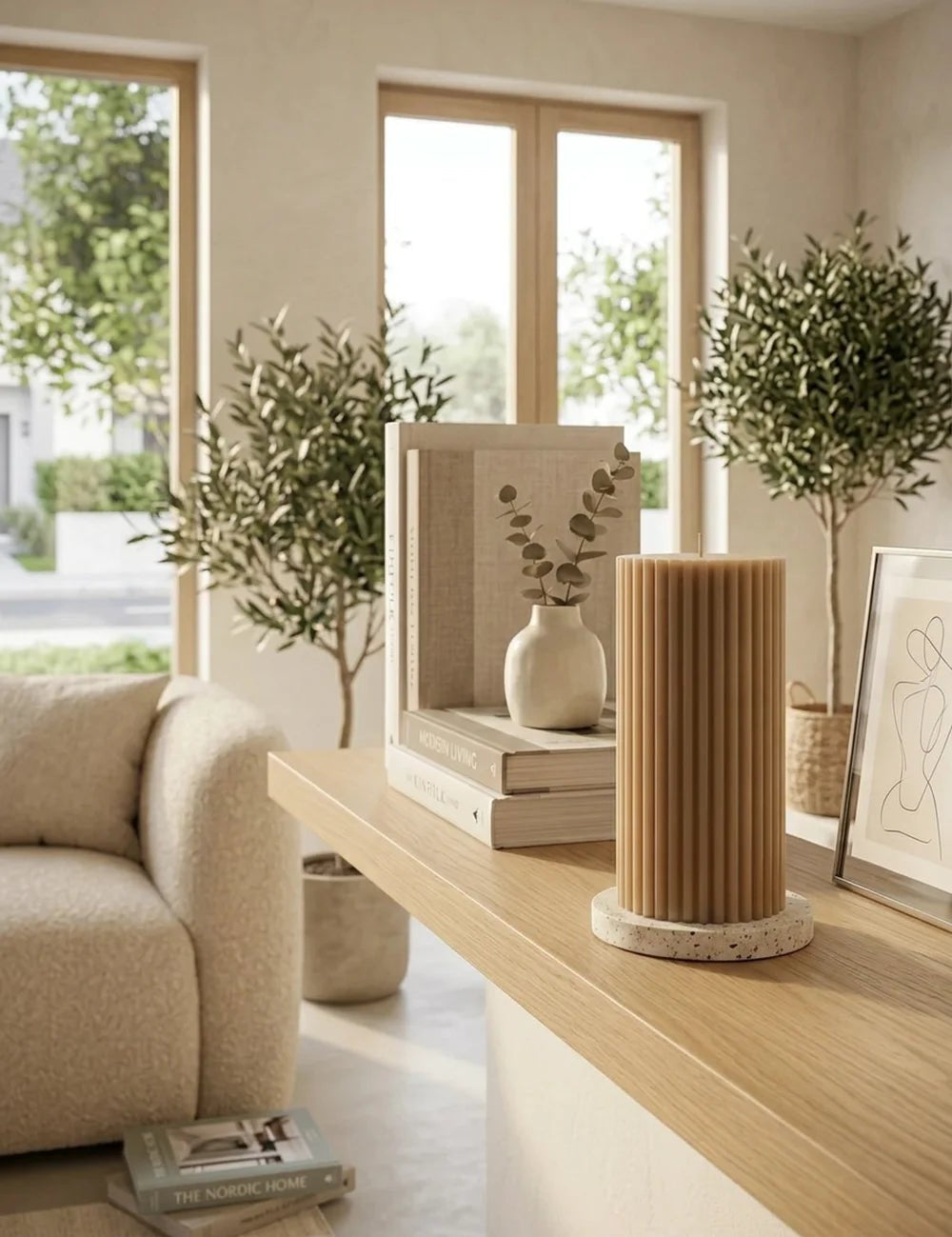 Stumpenkerze Classic Beige – in Gruppenarrangement dekoriert