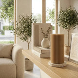 Stumpenkerze Classic Beige – in Gruppenarrangement dekoriert