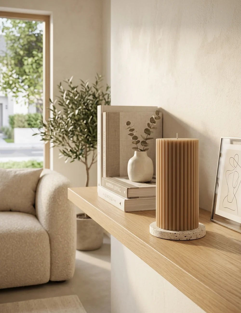 Stumpenkerze Classic Beige – dekoriert im Wohnambiente