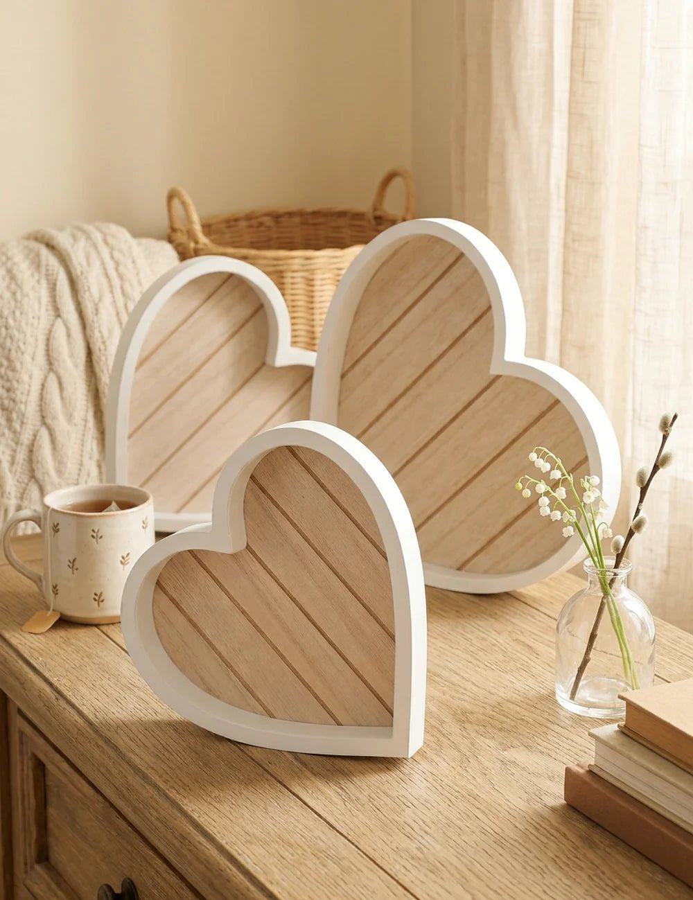 Tablett Herzform – dekoriert im Wohnambiente