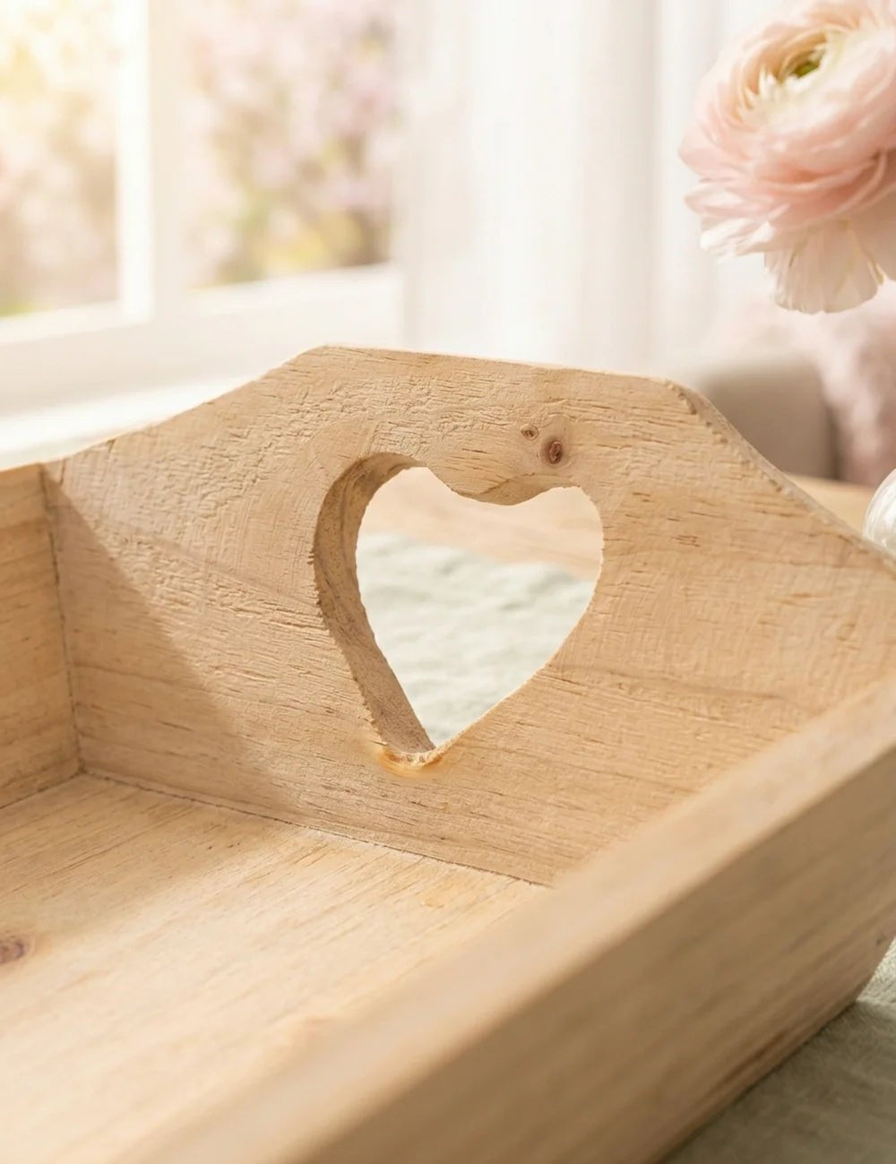 Tablett m. Herzgriffen – Nahaufnahme Materialdetail