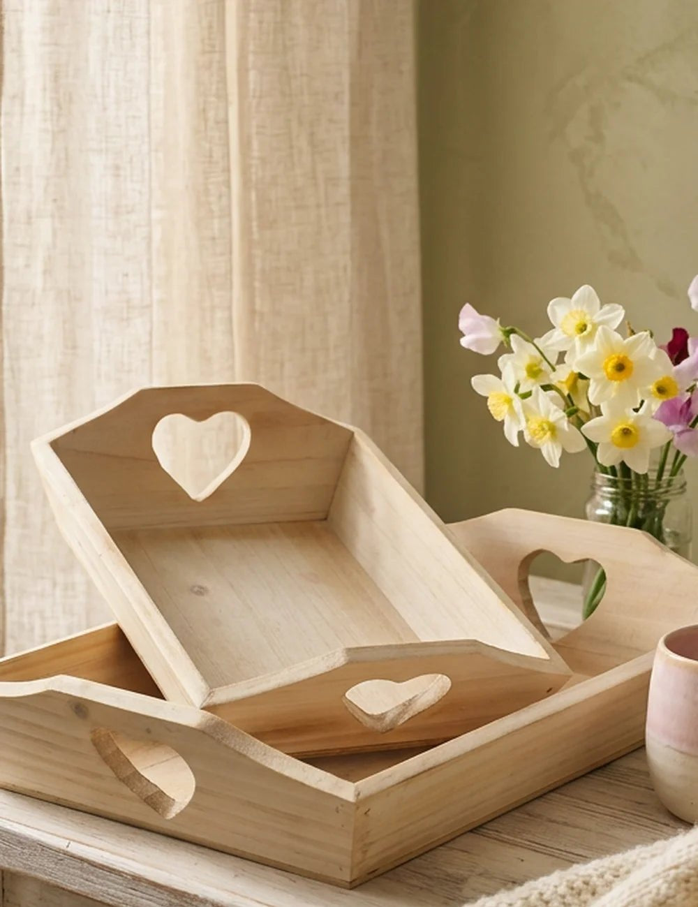 Tablett m. Herzgriffen – Ansicht von der Seite