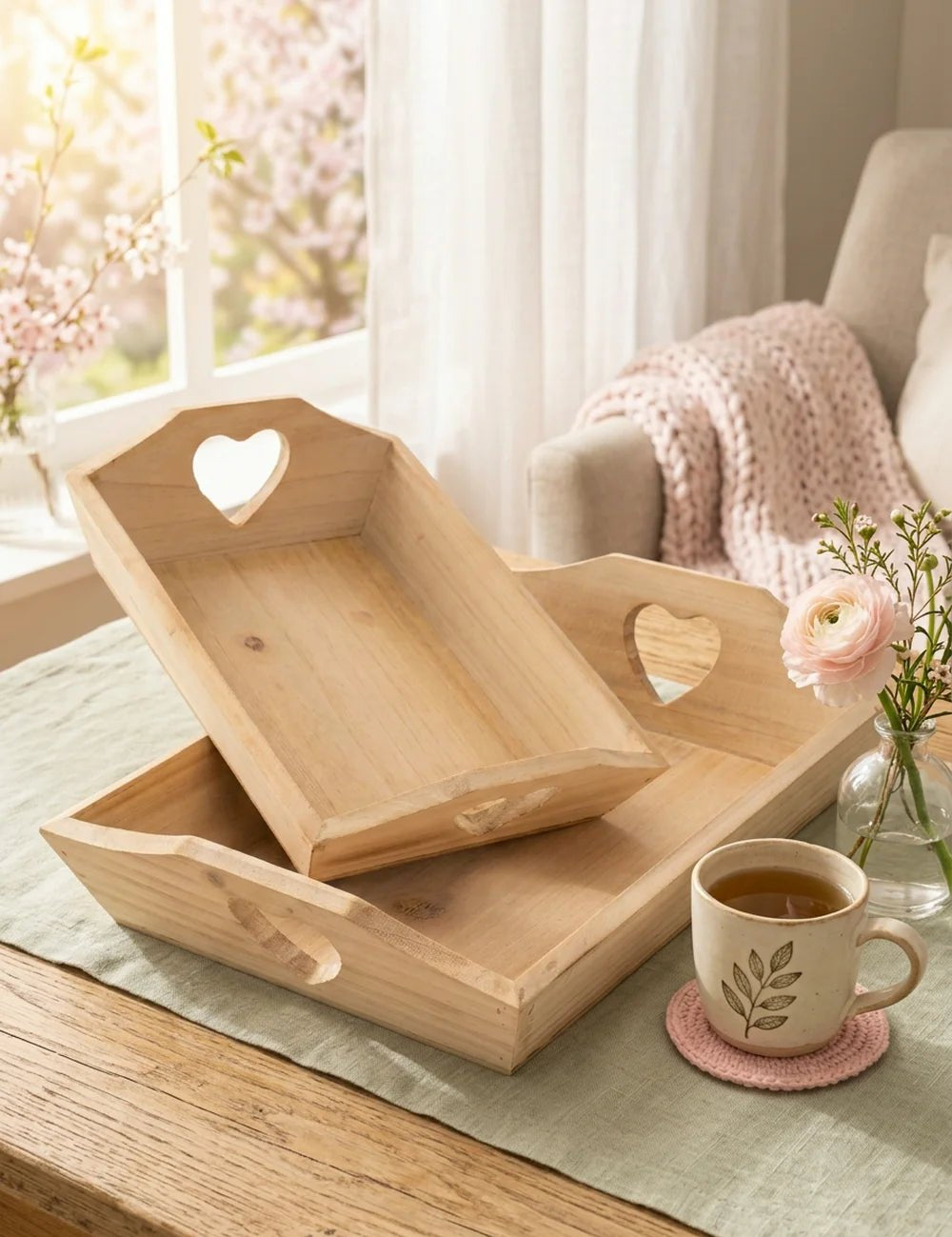 Tablett m. Herzgriffen – dekoriert im Wohnambiente