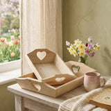 Tablett m. Herzgriffen – in Gruppenarrangement dekoriert