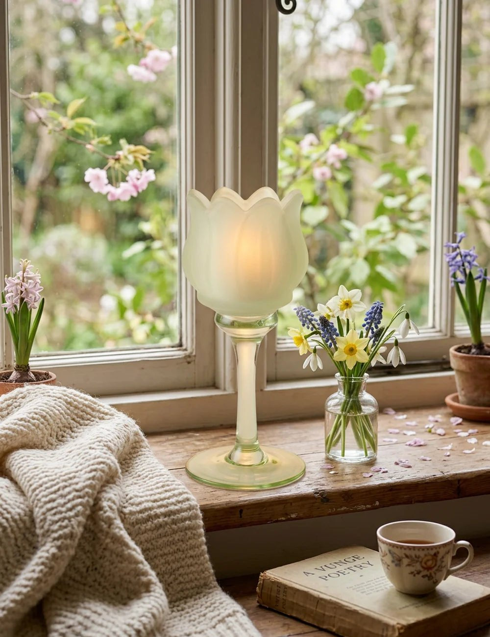 Teelichthalter Tully grün auf Holztisch neben Blumenvase und Büchern