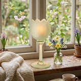 Teelichthalter Tully grün auf Holztisch neben Blumenvase und Büchern