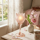 Teelichthalter Tully Rosa auf Holztisch neben Blumenvase und Teetasse