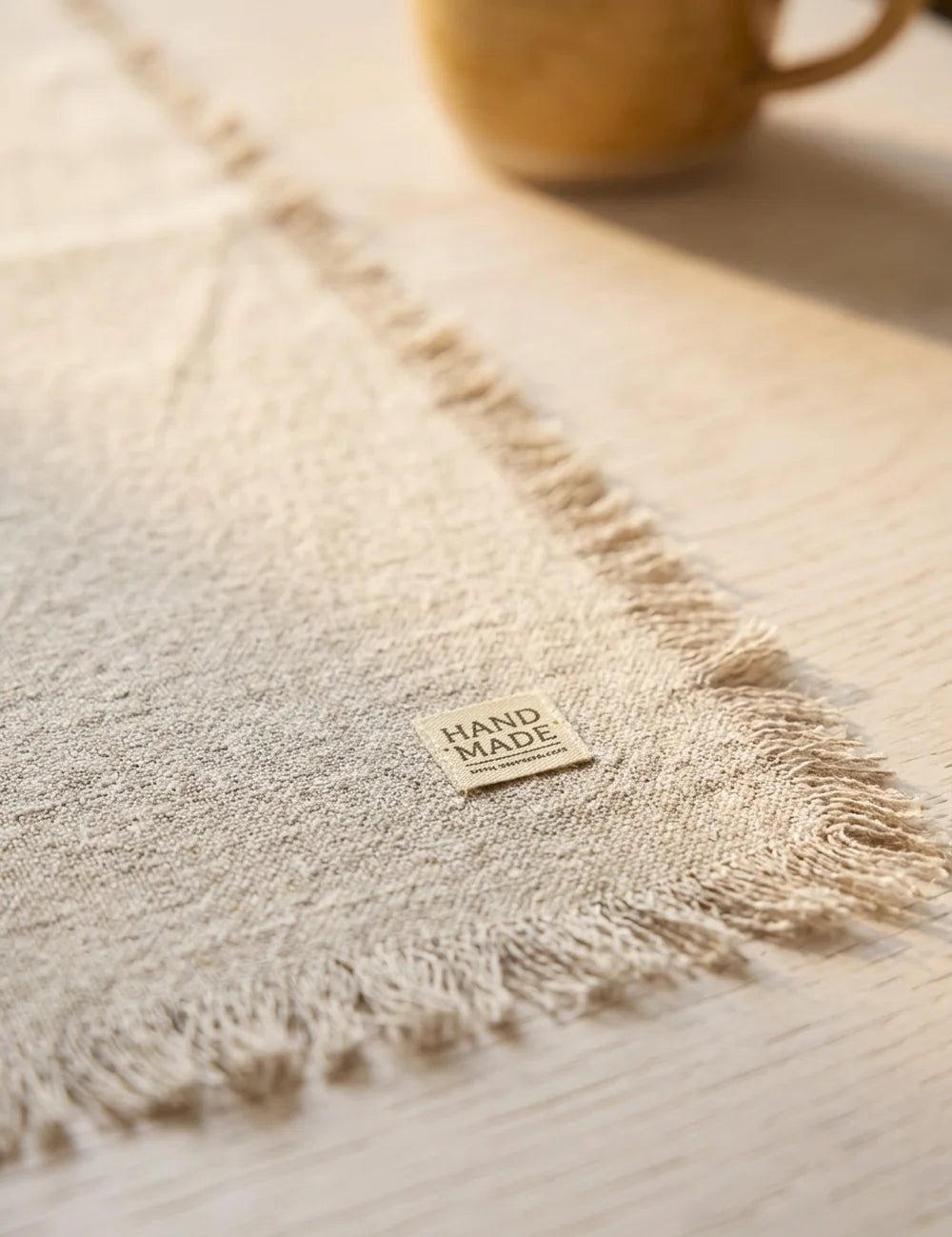 Tischläufer Lenea Cremeweiß/Cappuccino – Nahaufnahme Materialdetail