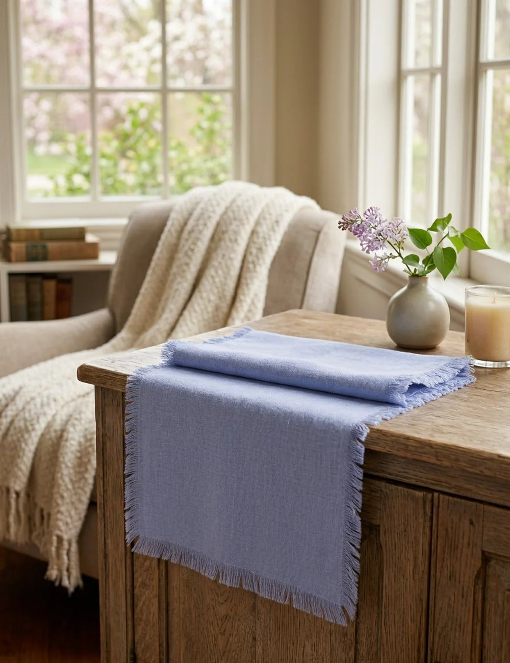 Tischläufer Lenea Hellblau – dekoriert im Wohnambiente