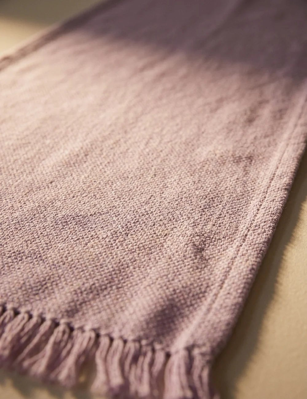 Tischläufer Lenea Lila – Nahaufnahme Materialdetail