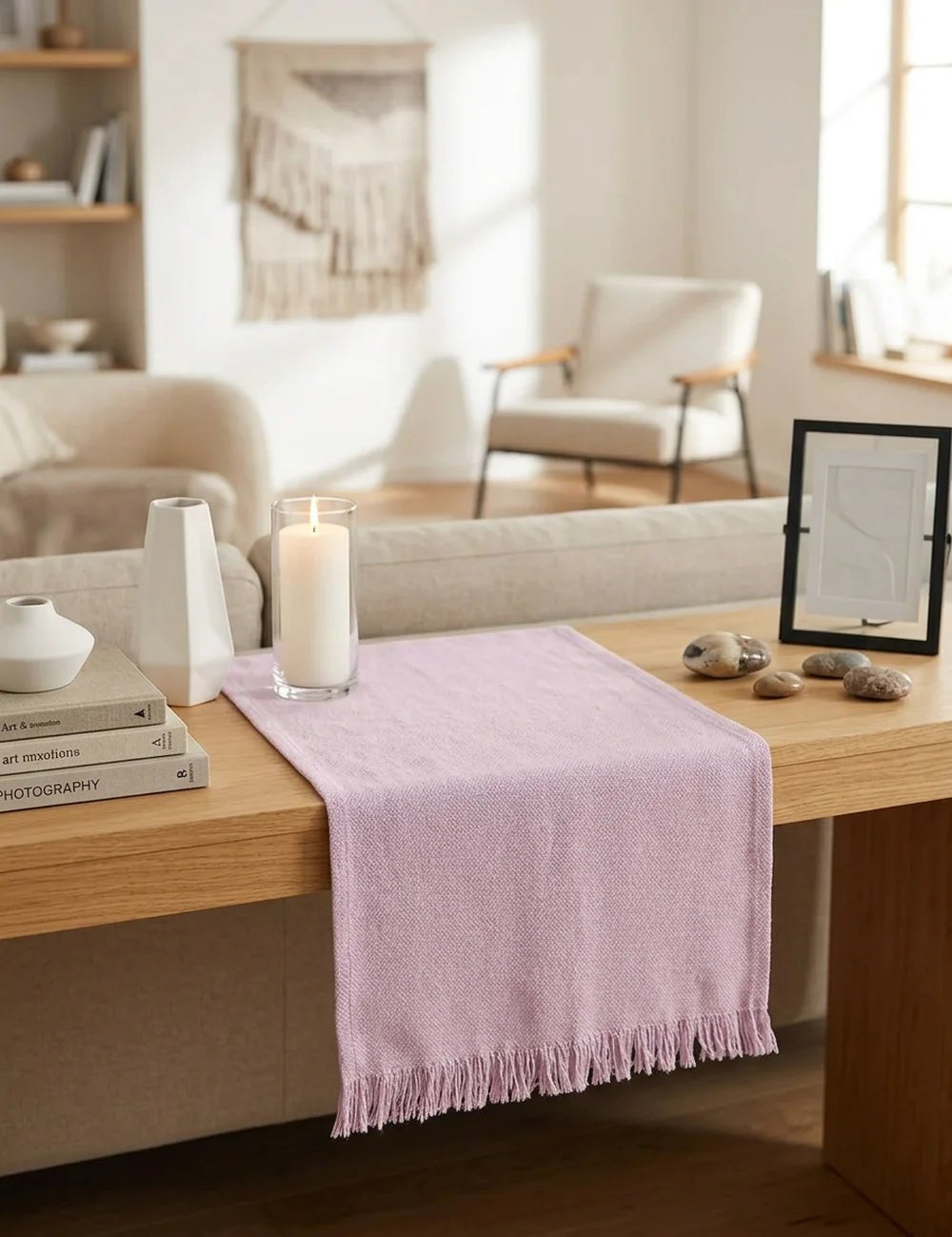 Tischläufer Lenea Lila – dekoriert im Wohnambiente