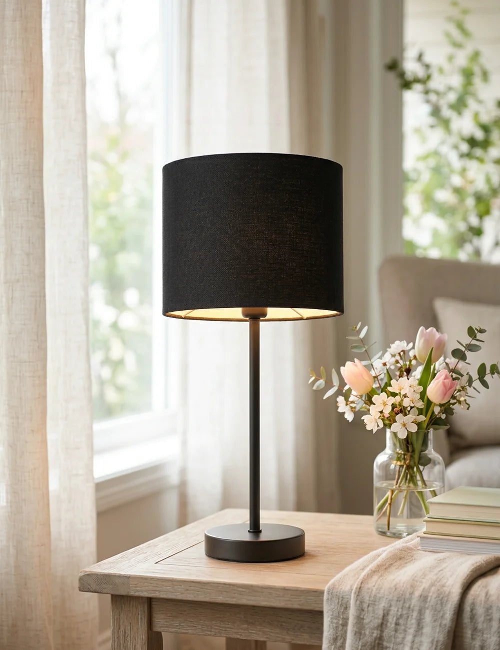 Tischleuchte Nero – dekoriert im Wohnambiente