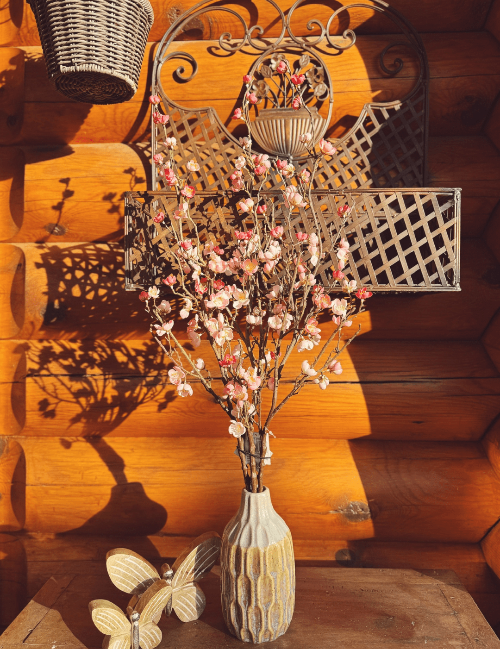 Deko-Set “Natürlicher Frühlingsmorgen” mit cremefarbener Livera Vase (22x11 cm), zwei handgearbeiteten Holz-Schmetterlingen (12x3x9 cm und 18x3x13 cm) und einem 85 cm langen Kunststoffzweig mit Pfirsichblüten – im natürlichen Landhausstil.