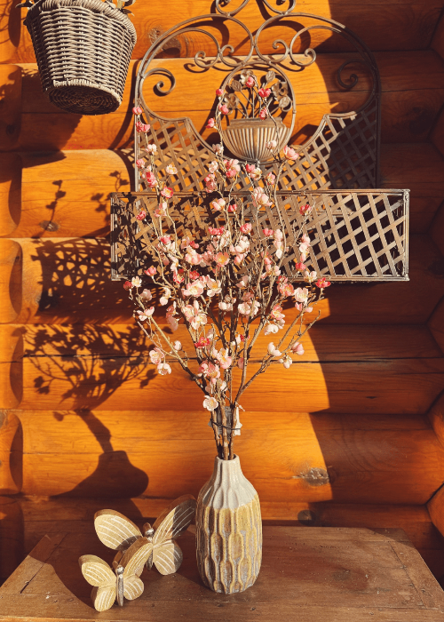 Deko-Set “Natürlicher Frühlingsmorgen” mit cremefarbener Livera Vase (22x11 cm), zwei handgearbeiteten Holz-Schmetterlingen (12x3x9 cm und 18x3x13 cm) und einem 85 cm langen Kunststoffzweig mit Pfirsichblüten – im natürlichen Landhausstil.