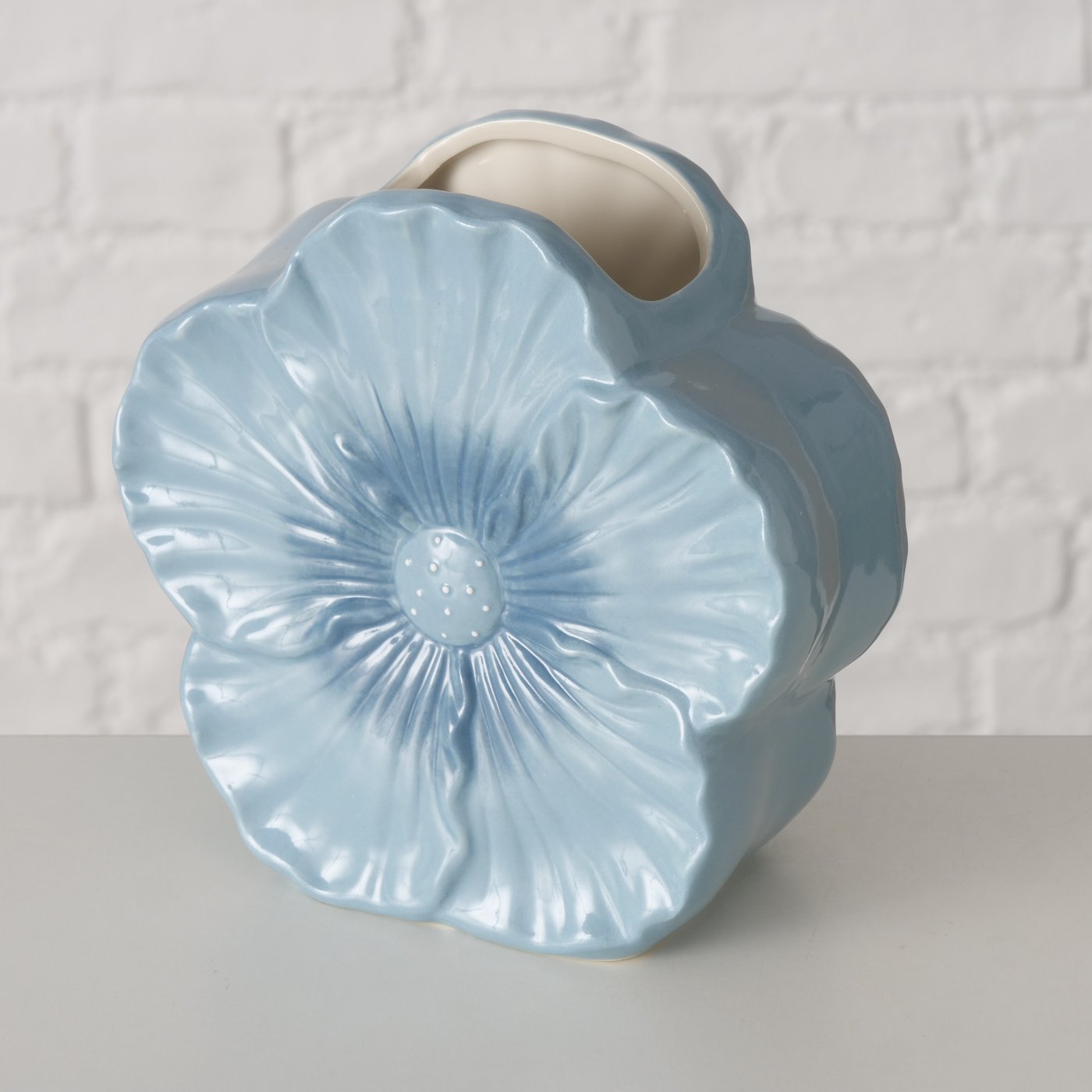 Keramikvase Melany hellblau Glasuroberfläche vor weißer Backsteinwand