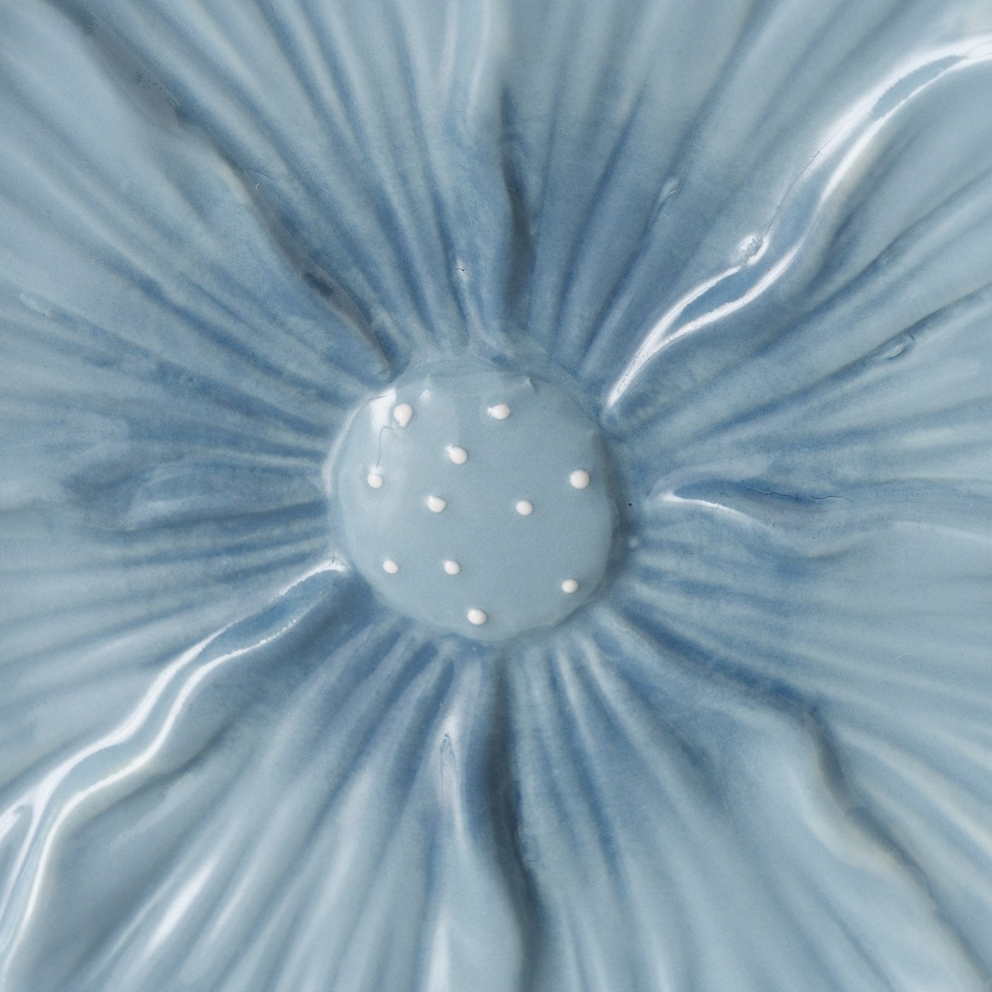 Nahaufnahme handgemalte Glasur der Vase Melany mit blauen Blütenrillen