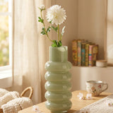 Vase Ribbo, Hellgrün – in Gruppenarrangement dekoriert